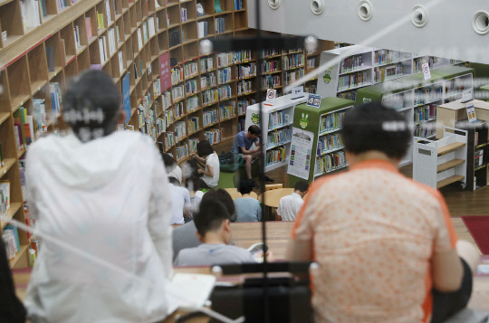 폭염이 이어진 17일 오후 서울 중구 서울도서관에서 시민들이 책을 읽으며 더위를 피하고 있다.   연합뉴스